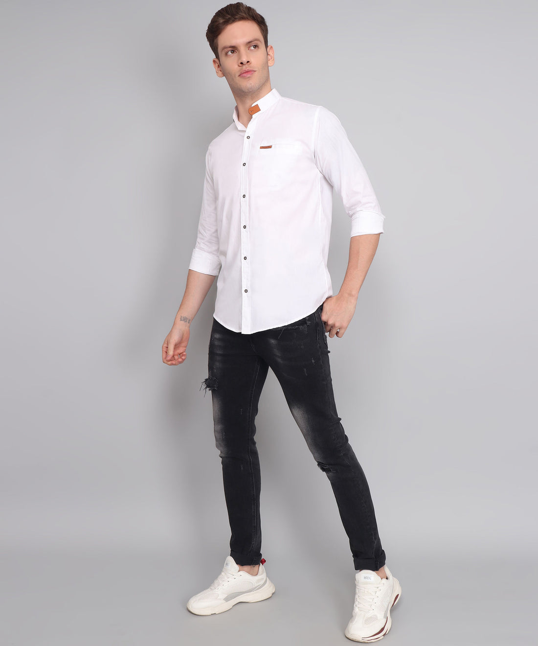 
TryBuy a man in a সাদা শার্ট ও কালো pants ছবি
