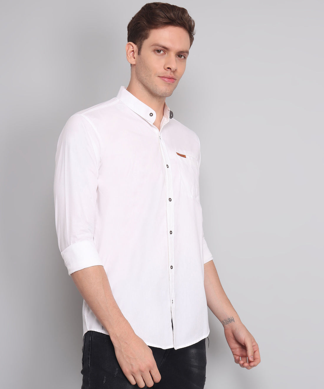 
TryBuy a man wearing a সাদা শার্ট ও কালো pants ছবি
