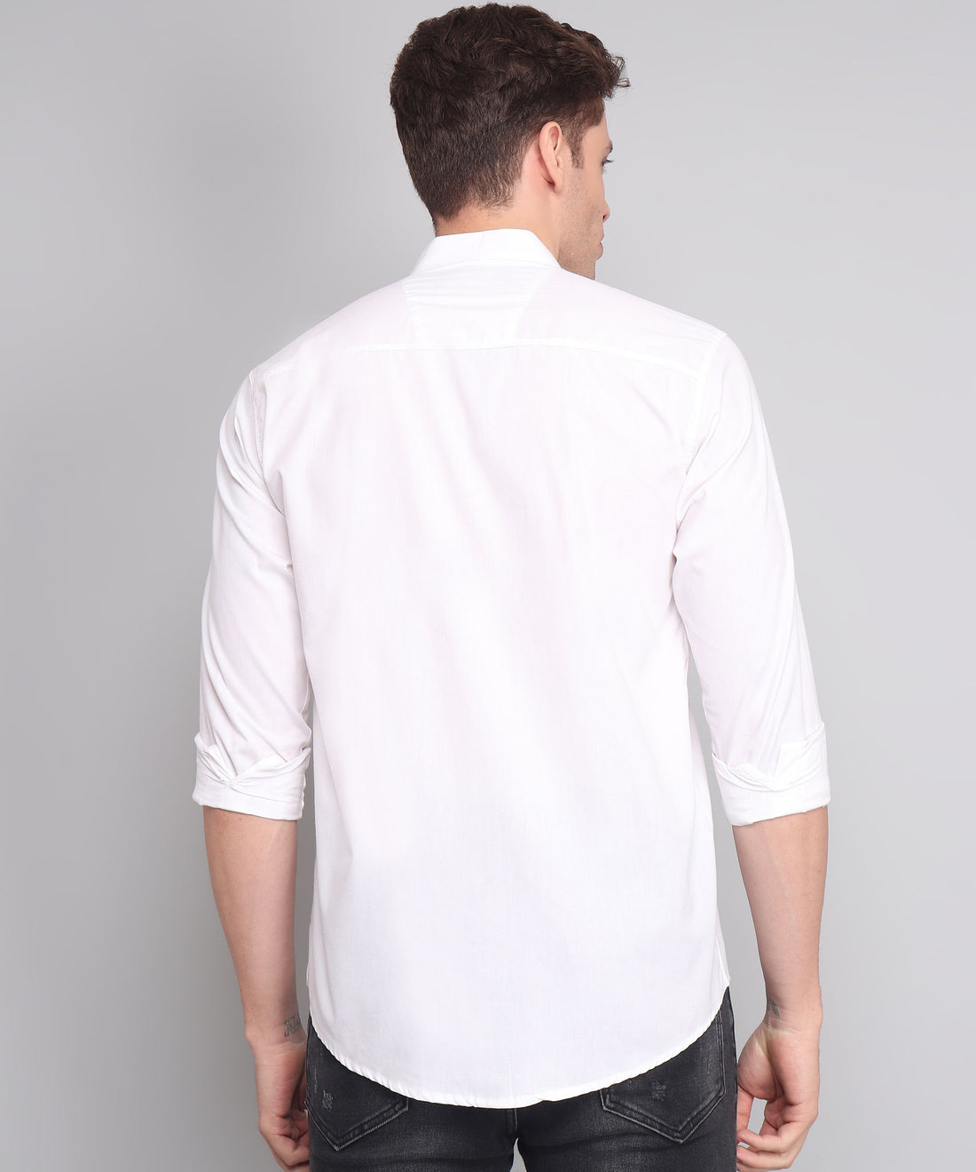 
TryBuy a man wearing a সাদা শার্ট ও কালো jeans ছবি
