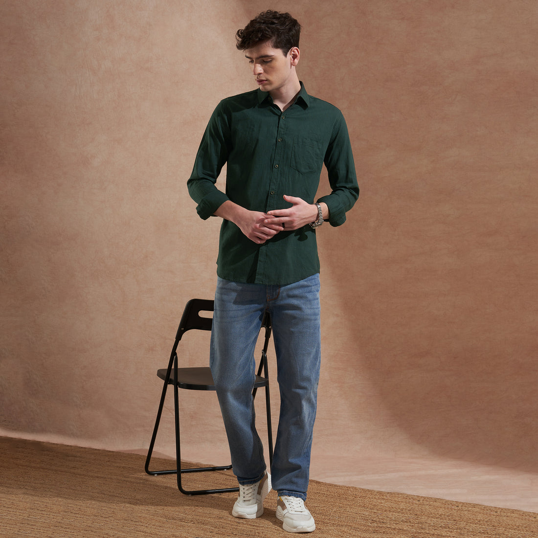 Men Dark Green Solid Spread Collar Slim Fit Casual Shirt