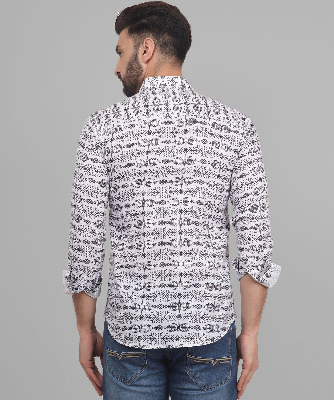 
صورة a man wearing a أبيض قميص مع a أسود و أبيض pattern من TryBuy
