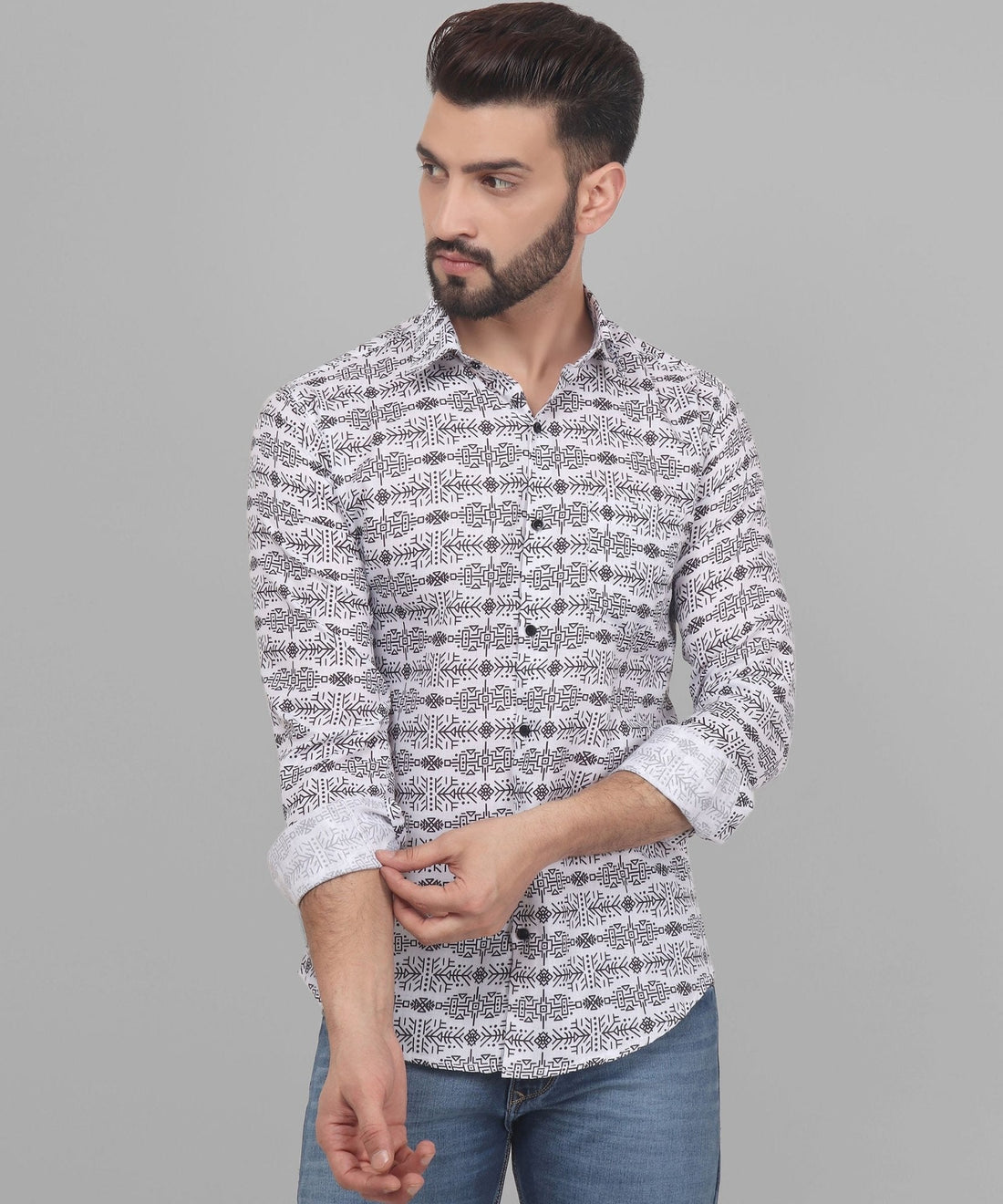 
صورة a man مع a beard wearing a أبيض و أسود قميص من TryBuy
