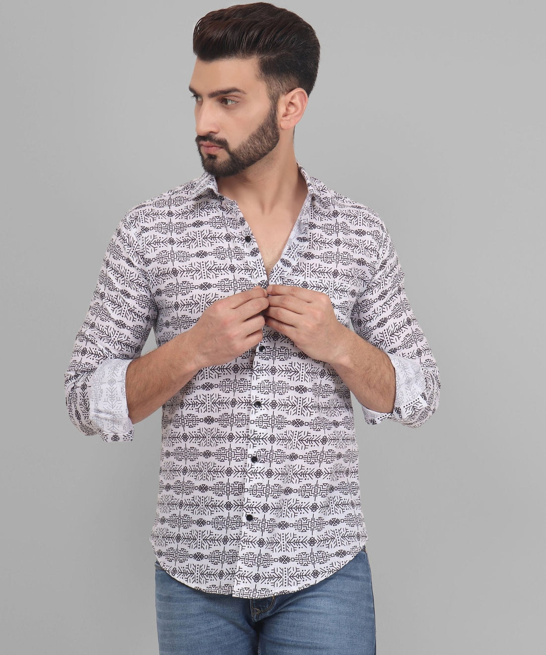 
صورة a man wearing a أبيض قميص و أزرق jeans من TryBuy
