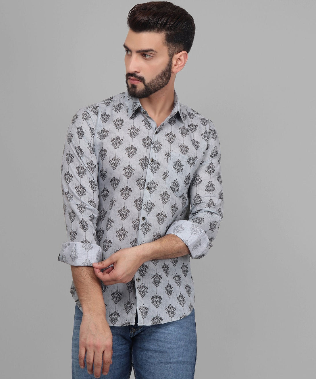 
صورة a man مع a beard wearing a patterned قميص من TryBuy
