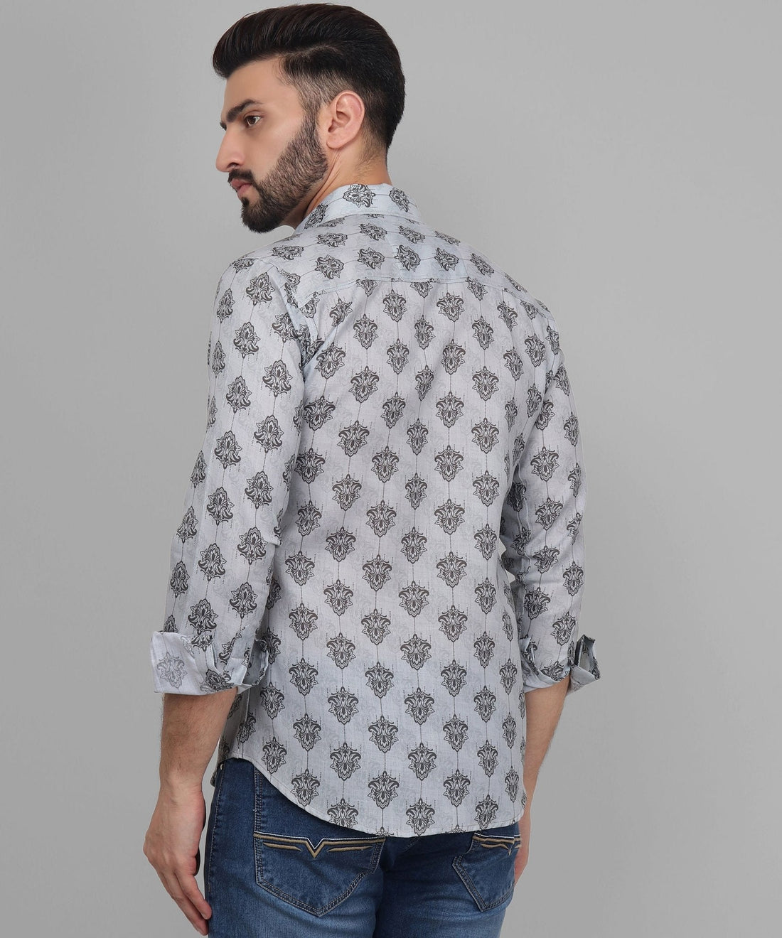 
صورة a man مع a beard wearing a أبيض قميص من TryBuy
