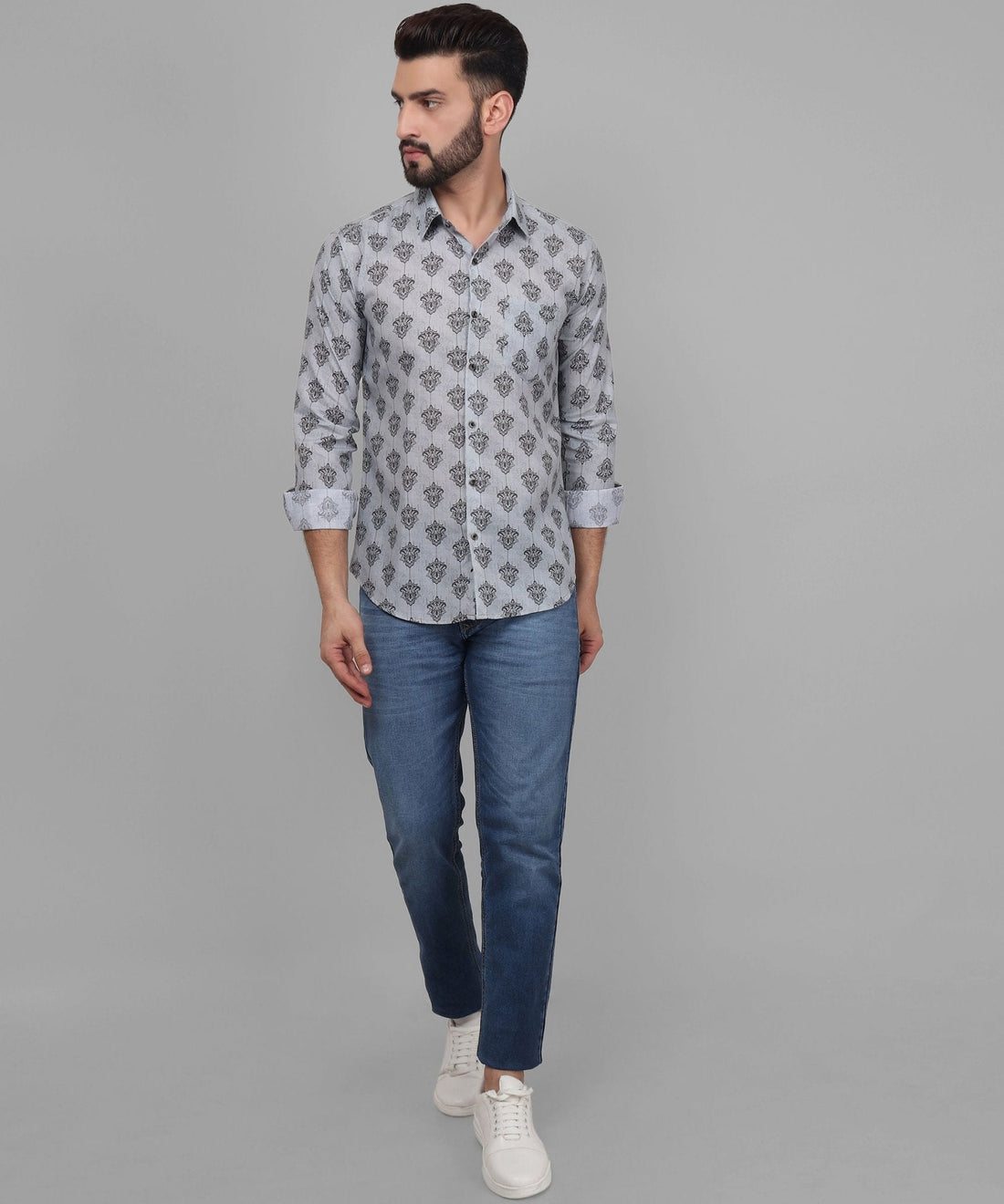 
صورة a man wearing a رمادي قميص و jeans من TryBuy
