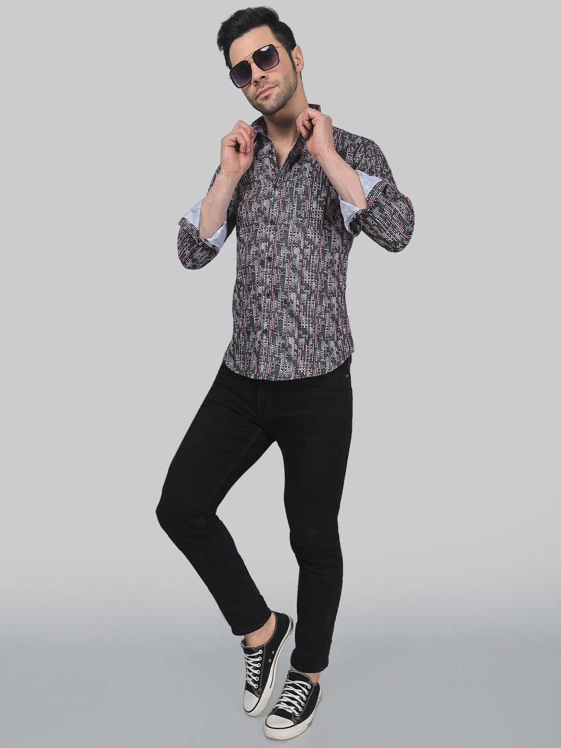 
TryBuy a man in a ಶರ್ಟ್ ಮತ್ತು ಕಪ್ಪು pants posing ಗಾಗಿ a picture ಚಿತ್ರ
