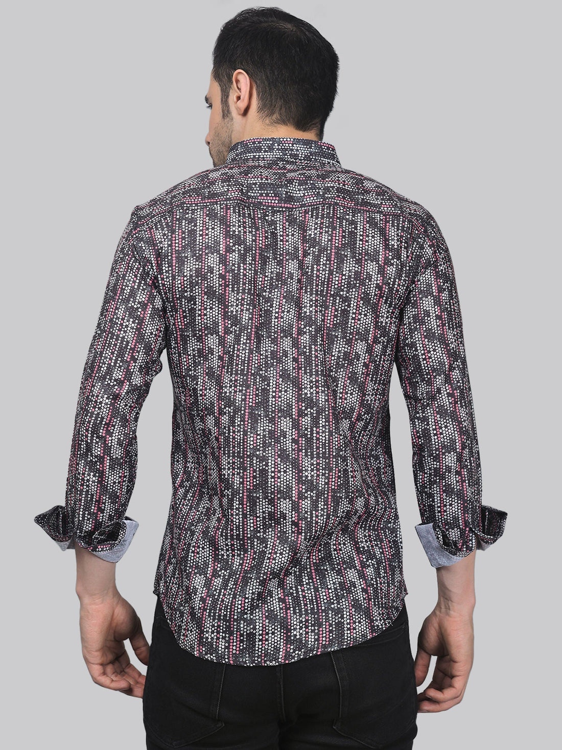 
TryBuy a man wearing a ಕಪ್ಪು ಮತ್ತು ಕೆಂಪು patterned ಶರ್ಟ್ ಚಿತ್ರ
