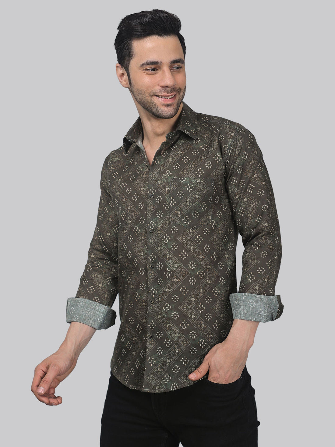 
TryBuy a man wearing a బ్రౌన్ షర్ట్ మరియు బ్లాక్ pants చిత్రం
