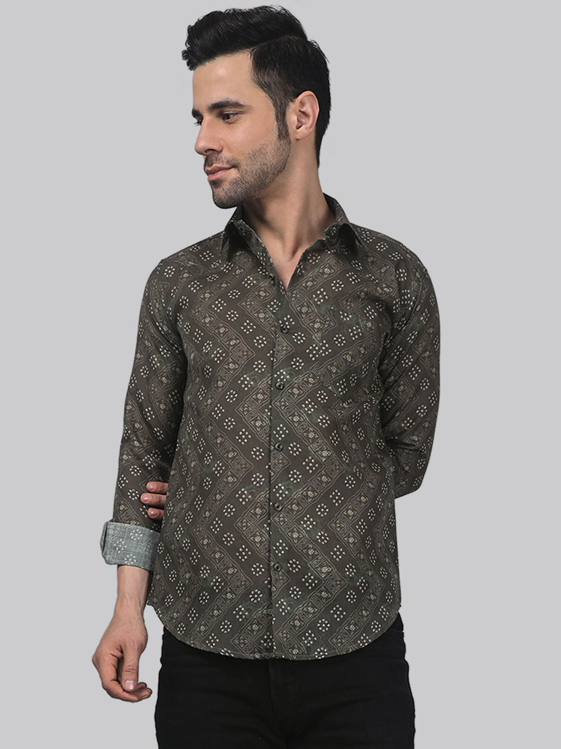 
TryBuy a man wearing a బ్లాక్ షర్ట్ మరియు బ్లాక్ pants చిత్రం
